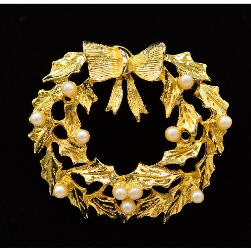 Vintage Christmas Wreath Pin Brooch Brushed Gold White Pearl Holiday 1980s Bin1